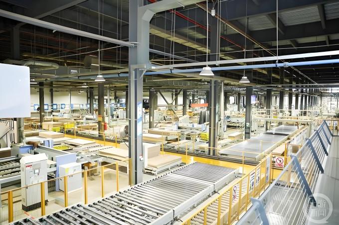 ultime notizie sull'azienda Applicazioni e tendenze di sviluppo futuro delle bobine di alluminio rivestite colorate nella produzione di porte di casa 1