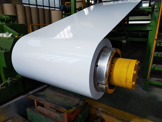 Legatura di alluminio 3105 Colore bianco spessore 26 calibro Vernice PE bobina di alluminio pre-dipinta utilizzata per la produzione di grondaie di alluminio