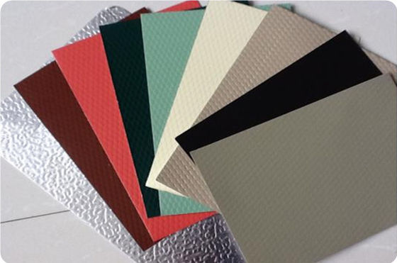 Legatura 3003 H24 Temperature Grade 26 Gauge Spessore di colore bianco Stucco Foglio di alluminio in rilievo utilizzato per rivestimenti esterni di costruzione