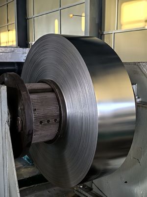 0.09mm Spessore 45mm Larghezza bobina di foglio di alluminio preverniciato per la produzione di nastro di ventilazione a cresta rotabile