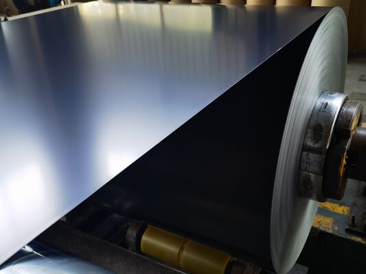 Colore rivestito di alluminio di rivestimento bobina nero bianco 14 x 50 pollici x 50 piedi per il rivestimento del tetto e il rivestimento decorativo del telaio